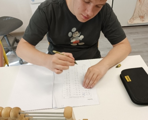 Naši šikovní žáci vyrobili pro maminky jednoduché přáníčko