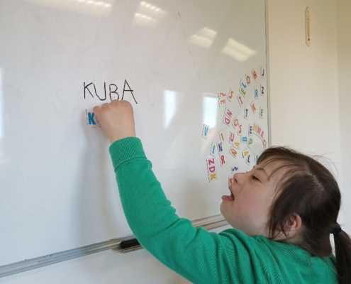 Naši šikovní žáci vyrobili pro maminky jednoduché přáníčko