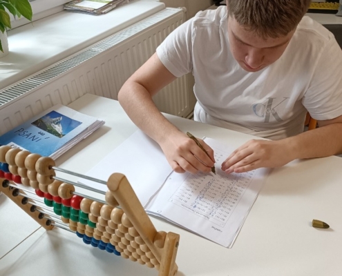 Naši šikovní žáci vyrobili pro maminky jednoduché přáníčko