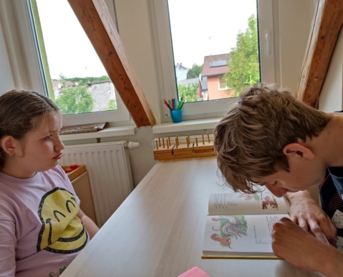 Naši šikovní žáci vyrobili pro maminky jednoduché přáníčko