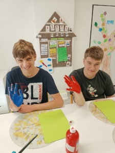 Naši šikovní žáci vyrobili pro maminky jednoduché přáníčko