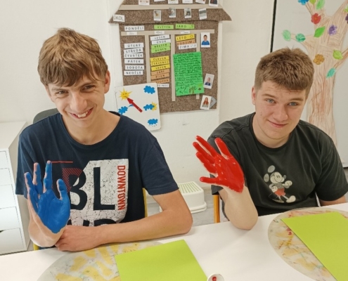 Naši šikovní žáci vyrobili pro maminky jednoduché přáníčko