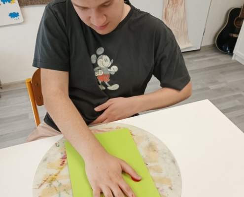 Naši šikovní žáci vyrobili pro maminky jednoduché přáníčko