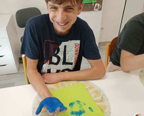 Naši šikovní žáci vyrobili pro maminky jednoduché přáníčko