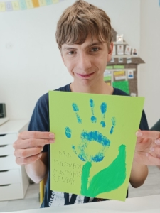 Naši šikovní žáci vyrobili pro maminky jednoduché přáníčko