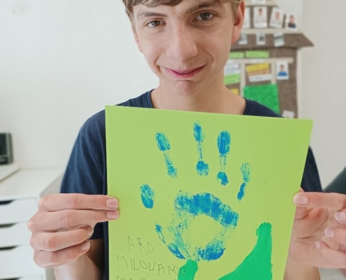 Naši šikovní žáci vyrobili pro maminky jednoduché přáníčko