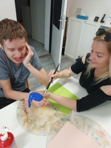 Naši šikovní žáci vyrobili pro maminky jednoduché přáníčko