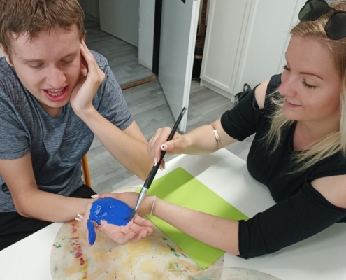 Naši šikovní žáci vyrobili pro maminky jednoduché přáníčko