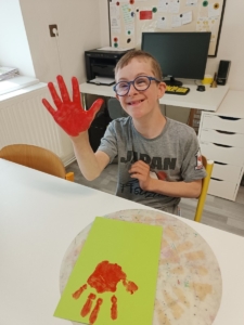 Naši šikovní žáci vyrobili pro maminky jednoduché přáníčko