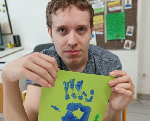 Naši šikovní žáci vyrobili pro maminky jednoduché přáníčko
