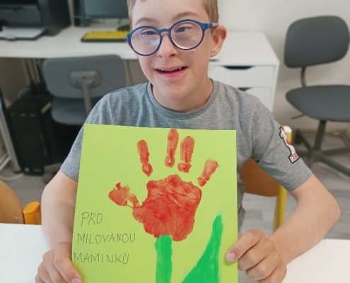Naši šikovní žáci vyrobili pro maminky jednoduché přáníčko