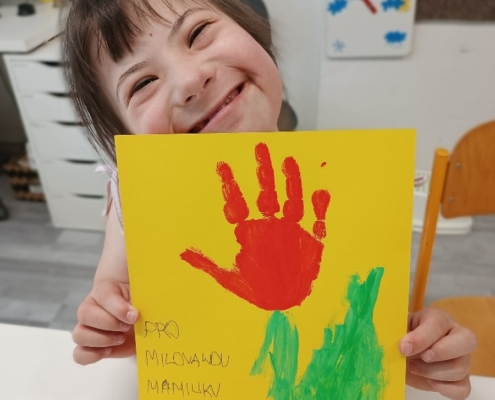 Naši šikovní žáci vyrobili pro maminky jednoduché přáníčko