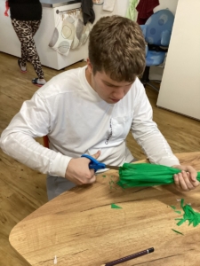 ke Dni matek jsme dlouze tvořili po malých krůčcích kytičky