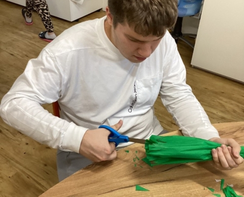 ke Dni matek jsme dlouze tvořili po malých krůčcích kytičky