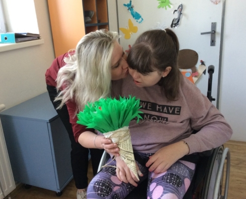 ke Dni matek jsme dlouze tvořili po malých krůčcích kytičky