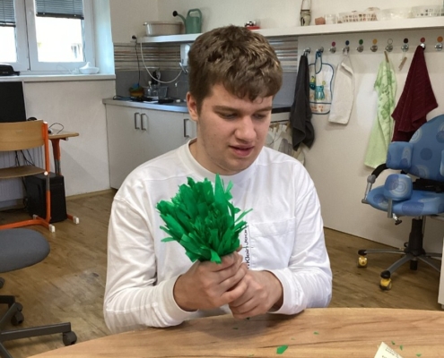 ke Dni matek jsme dlouze tvořili po malých krůčcích kytičky