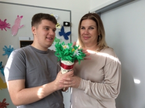 ke Dni matek jsme dlouze tvořili po malých krůčcích kytičky