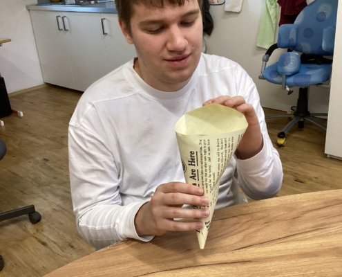 ke Dni matek jsme dlouze tvořili po malých krůčcích kytičky