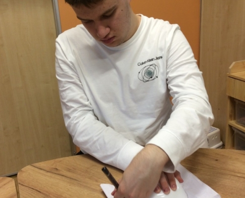 ke Dni matek jsme dlouze tvořili po malých krůčcích kytičky