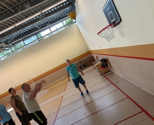 Rozcvička, střelba na koš, přihrávky a driblování