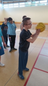 Rozcvička, střelba na koš, přihrávky a driblování