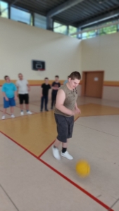 Rozcvička, střelba na koš, přihrávky a driblování