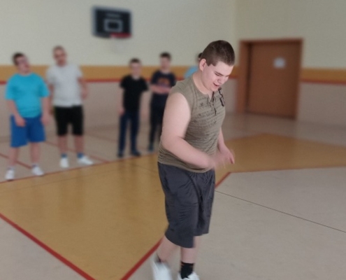 Rozcvička, střelba na koš, přihrávky a driblování