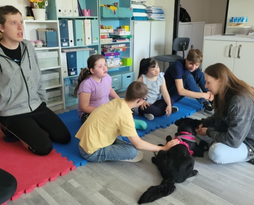 kromě mazlení s pejskem mu také pomohly připravit věci na dovolenou