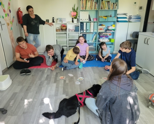 kromě mazlení s pejskem mu také pomohly připravit věci na dovolenou
