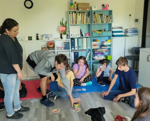 kromě mazlení s pejskem mu také pomohly připravit věci na dovolenou