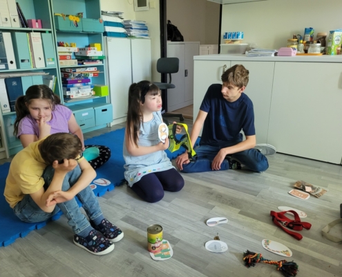 kromě mazlení s pejskem mu také pomohly připravit věci na dovolenou