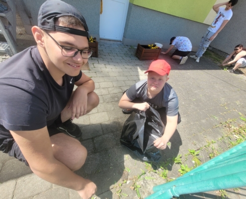 kluci pořádně opřeli a společnýma silami vytrhali plevel na Wolkrovce