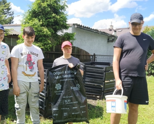 kluci pořádně opřeli a společnýma silami vytrhali plevel na Wolkrovce