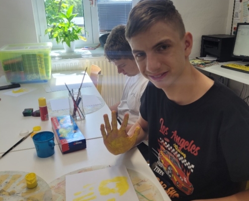 Nenudíme se - vyrábíme sluníčko, hrajeme badminton, učíme se, zpíváme