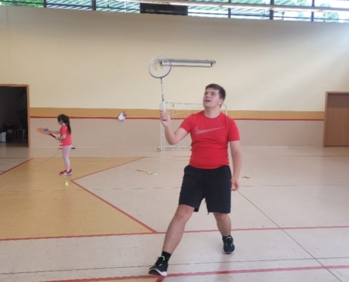 Nenudíme se - vyrábíme sluníčko, hrajeme badminton, učíme se, zpíváme