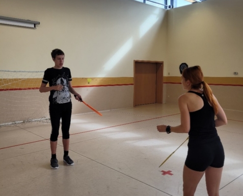 Nenudíme se - vyrábíme sluníčko, hrajeme badminton, učíme se, zpíváme