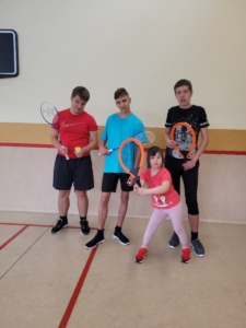 Nenudíme se - vyrábíme sluníčko, hrajeme badminton, učíme se, zpíváme