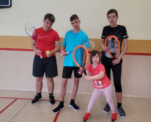 Nenudíme se - vyrábíme sluníčko, hrajeme badminton, učíme se, zpíváme