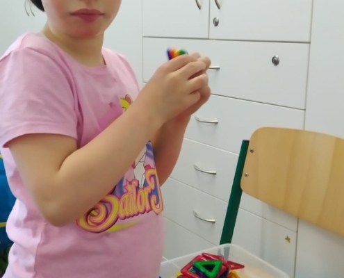 Nabitá družina - pobyt na školní zahradě - míčové hry, kreslení křídami, prolézačky