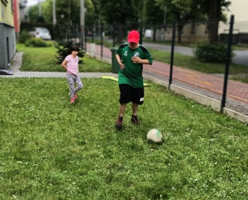 Nabitá družina - pobyt na školní zahradě - míčové hry, kreslení křídami, prolézačky