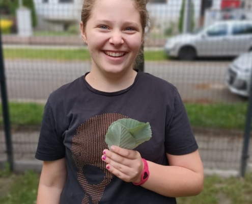 Nabitá družina - pobyt na školní zahradě - míčové hry, kreslení křídami, prolézačky