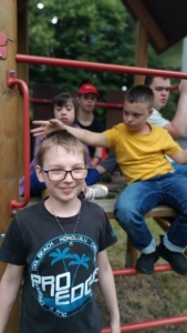 Nabitá družina - pobyt na školní zahradě - míčové hry, kreslení křídami, prolézačky
