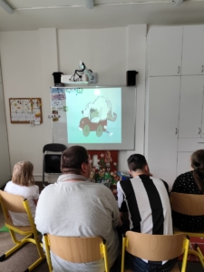 Nabitá družina - pobyt na školní zahradě - míčové hry, kreslení křídami, prolézačky