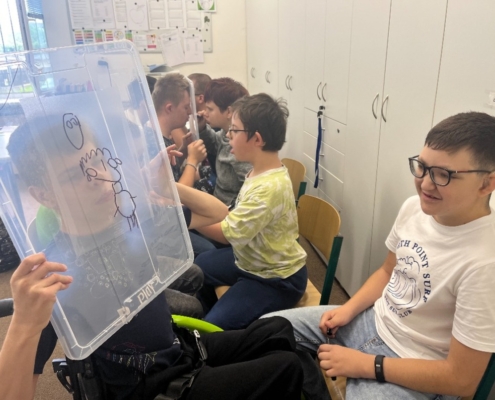 Dnes jsme ve Vv kreslili portréty svých spolužáků