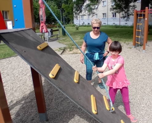 TV jsme šli na hřiště, kde se velcí kluci vrhli na posilování těla