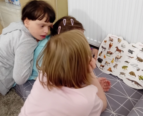 V keramice děti domalovaly barvami výrobky- šneky a motýla