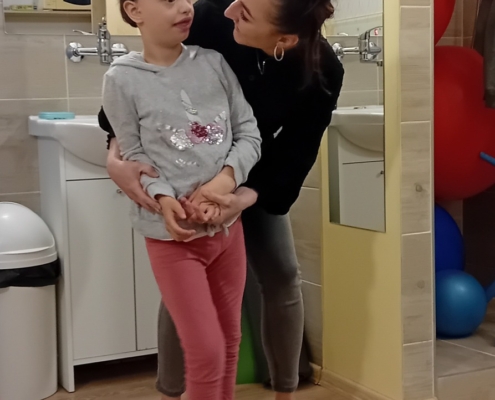 V keramice děti domalovaly barvami výrobky- šneky a motýla