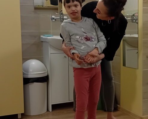 V keramice děti domalovaly barvami výrobky- šneky a motýla