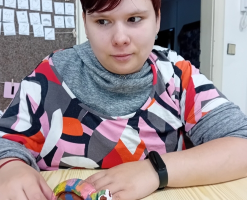V keramice děti domalovaly barvami výrobky- šneky a motýla