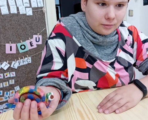 V keramice děti domalovaly barvami výrobky- šneky a motýla